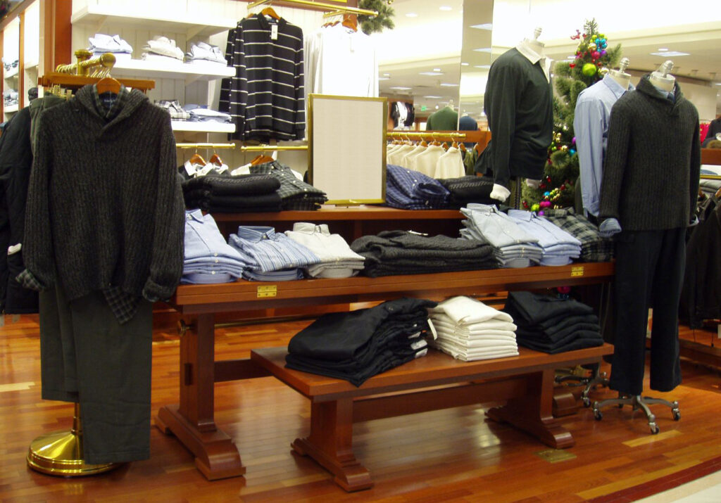 Expositores e Pallets com várias camisas separadas