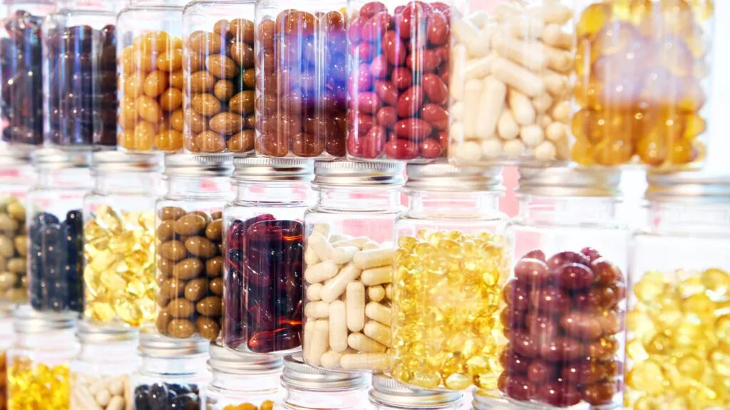 Frascos de suplementos alimentares em loja. Imagem ilustrativa para texto como abrir uma loja de suplementos.