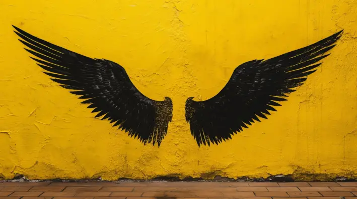 Foto de uma de uma parede amarela lisa com o desenho de uma bela asa de anjo preta para pessoas tirarem foto inspirando a decoração black friday do local.