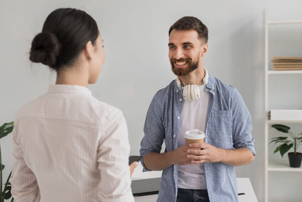 homem e mulher conversando educadamente